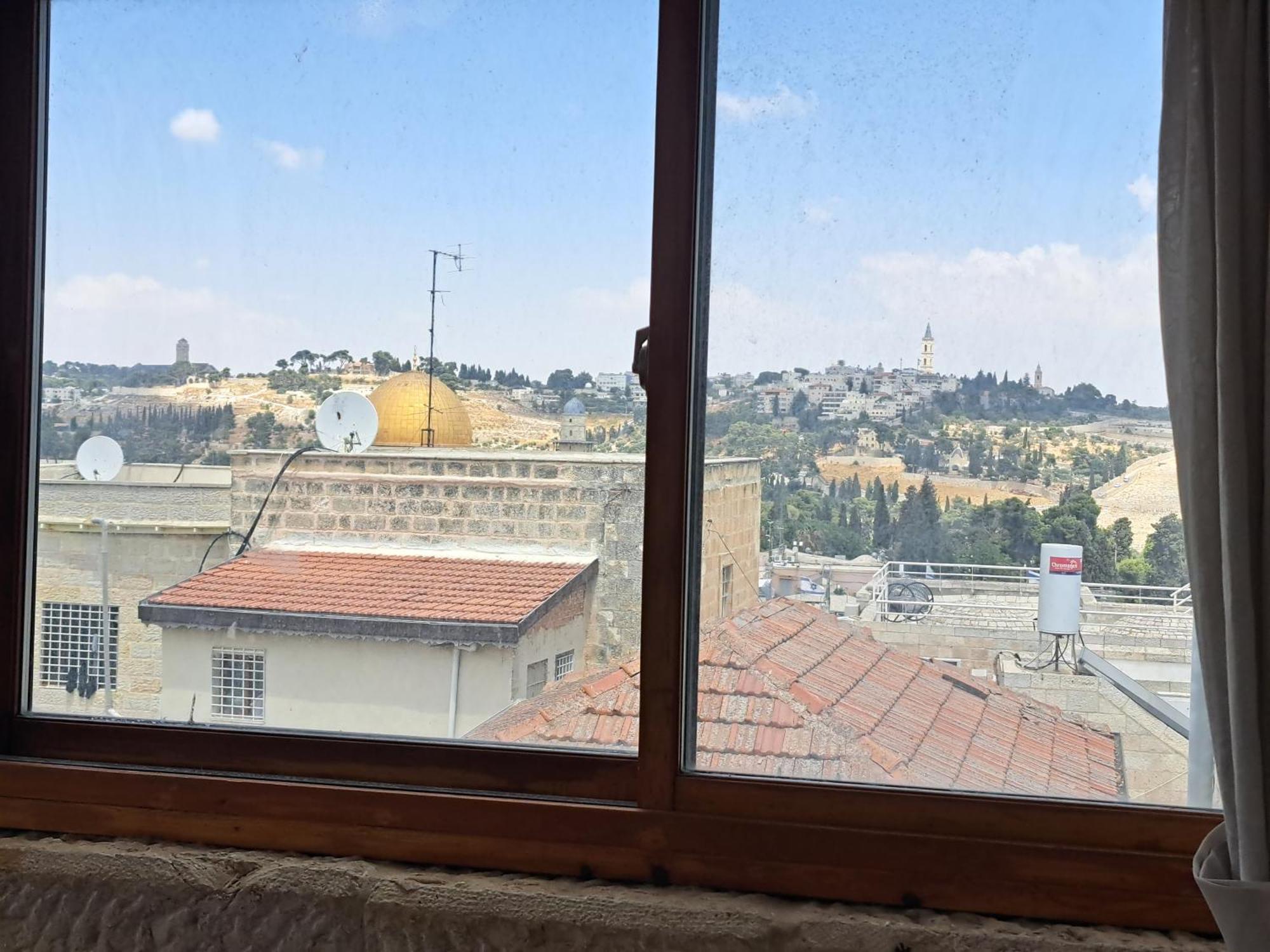 Into Jerusalem Heart Екстериор снимка